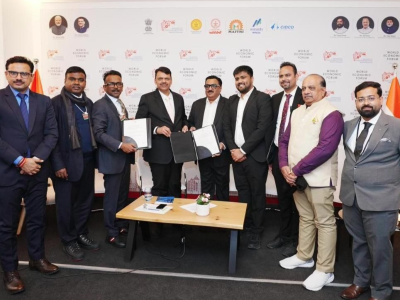 दावोस, स्वित्झर्लंड | महाराष्ट्र पॅव्हेलियन  गुंतवणूक करारावर स्वाक्षरी