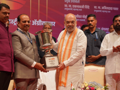 Shri. Lalit Gandhi receiving the Presidential Cup from Shri. Amit Shah